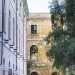 I bracci che ospitano il mercato terminano su un muro che ne impedisce laccesso:  la porzione dellarea rimasta intoccata dalle successive ristrutturazioni. La si riconosce per la presenza di uno stucco giallastro ormai in sgretolamento libero, che pure mantiene un certo ineffabile fascino